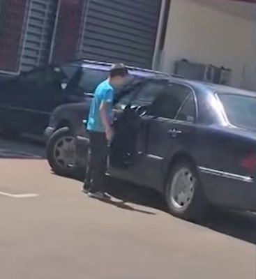 11-годишен кара на паркинг
