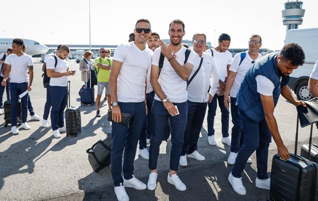 Ивелин Попов и Георги Миланов показват настроение, преди да се качат на самолета. Попето е с "Левски" в Малта, но не е в състояние да играе.