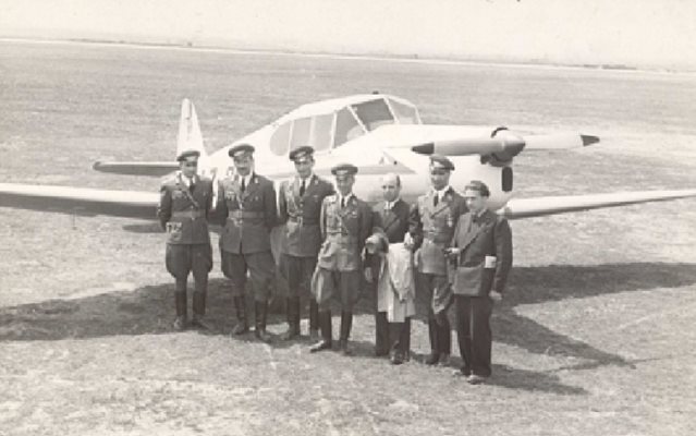 Конструкторът заедно с летците изпитатели Попганчев и Фернандов пред "ЛАЗ-8"