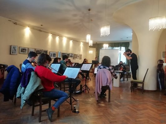 Нов симфоничен оркестър с концерт в Александровска болница по случай деня за борба с шизофенията