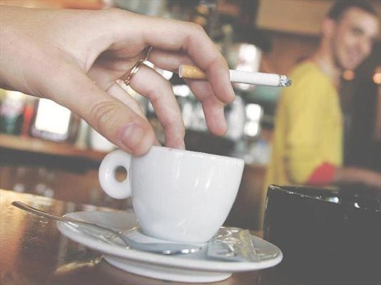 Наливането с кафе не води до ободряване, а напротив. При
това то стимулира обездвижването.
СНИМКИ: РОЙТЕРС И ДАК