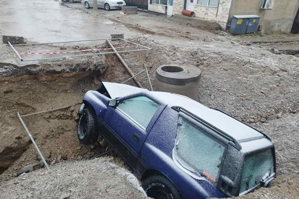 Кола падна в изкоп в Перник. СНИМКИ: Радостина Димитрова