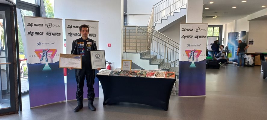 Пилотът и рекордьор на Гинес капитан Николай Калайджиев показа сертификатите за постиженията си пред щанда на "24 часа" и сп. "Космос" на последния младежки фестивал "Ало, Космос".
