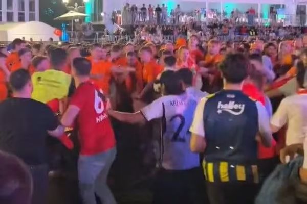 Фенове на Турция и Нидерландия се млатиха в Берлин