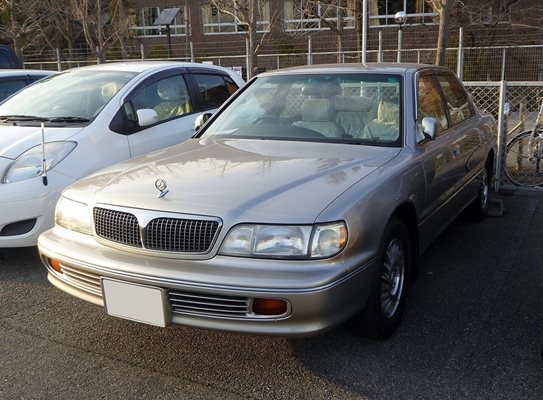 Третото поколение Mitsubishi Debonair от 1992 г. е познато в България като Hyundai  Grandeur.