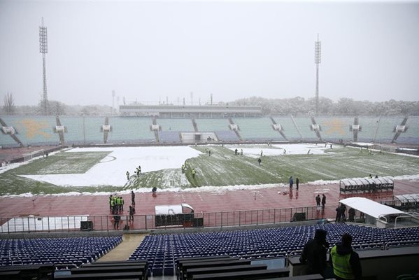 Така изглеждаше час преди мача теренът на “Васил Левски”, който бе почистван до последно, преди дербито да почне.