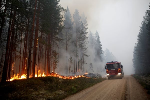 Пожарна кола пътува към огнище на пламъци в Централна Швеция.
