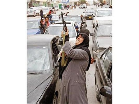 Либийка гърми от радост с калашник в Бенгази.