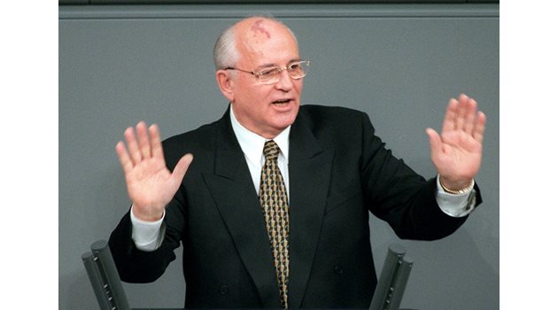 1991 г. Шефът на КГБ и заместникът на Горбачов го свалят от власт