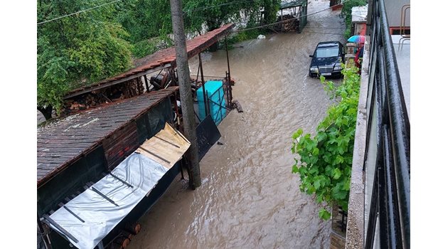 Заради обилните дъждове река Малки Искър преля, наводни десетки къщи и отнесе мостове в Етрополе.