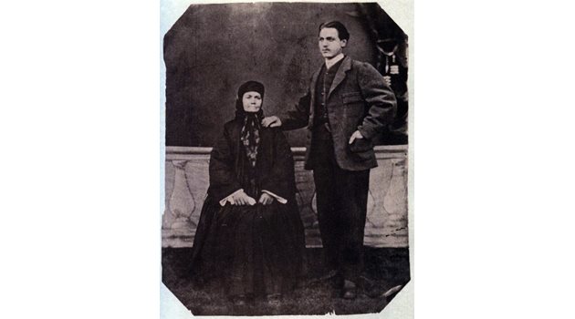 Майката на Васил Левски с внука си Начо Андреев