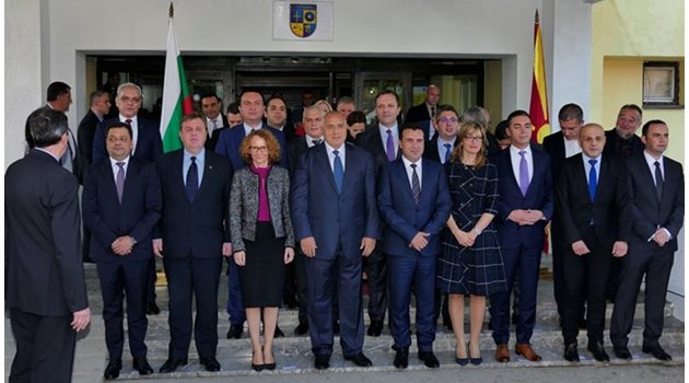 Правителствата на България и Македония на обща снимка след съвместното заседание.