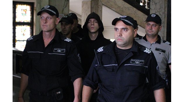 Охранители водят Христо Бръзицов в градския съд.
