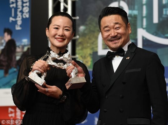 Уан Дзинчун и Юн Мей получиха „Сребърна мечка" за най-добър актьор и най-добра актриса за играта им във филма „Толкова дълго, сине" СНИМКА: bulgarian.cri.cn