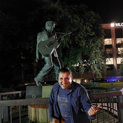 Тончо позира пред паметник на легендарния Елвис Пресли