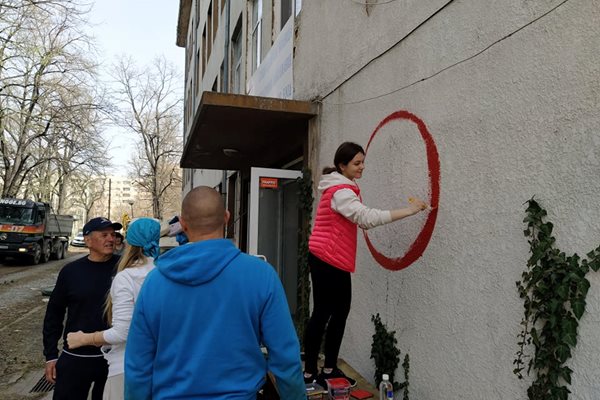 Украински художници рисуват новото лого "Втори дом".