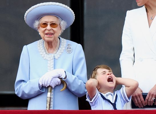 Кралицата заедно с правнука си принц Луи по време на честванията за 70-ата годишнина на трона на Елизабет II.
