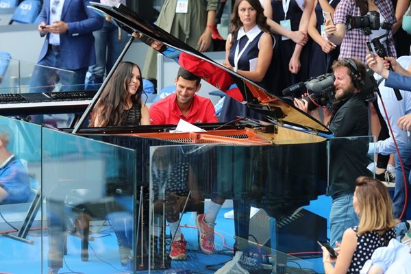 Лола Астанова в дуетно изпълнение с мегазвездата на световния тенис Новак Джокович - шоу за феновете по време на тенис турнир, организиран от Ноле.