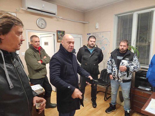 A 4h30 ce matin, Kostadin Dimitrov a réuni les adjoints au maire et les maires "propreté" Et "Jardins et parcs" À cause de la neige mouillée.