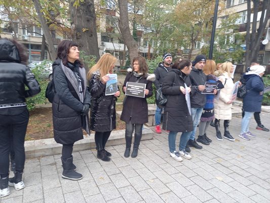 Цалапица на протест пред съда в Пловдив, не иска делото срещу близнаците да стартира (видео)