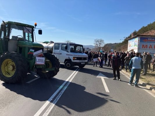 С барикада от горяща слама и кравешка тор фермери блокираха пътя за Гърция
СНИМКА: Ненко Станев