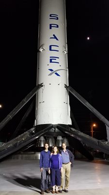 Орлин и Анка Велеви със сина им - Орлин Велев- джуниър пред ракета на SpaceX. СНИМКА: ЛИЧЕН АРХИВ