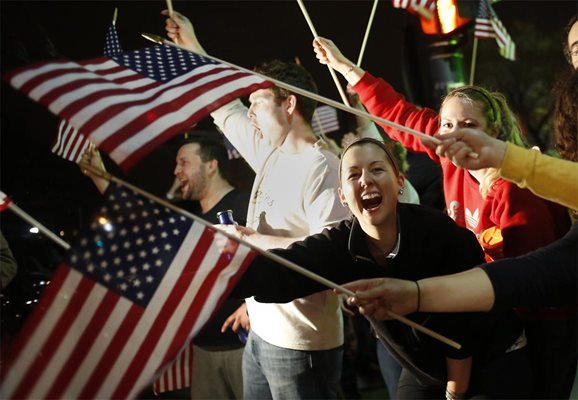Американците празнуват залавянето на втория атентатор.

Снимки Ройтерс