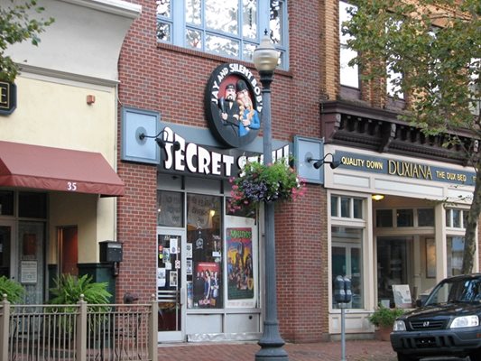 Режисьорът и сценарист Кевин Смит е собственик на книжарница за комикси в родния си град. Нарича я “Тайното скривалище на Джей и Мълчаливия Боб” - имената на героите от филма “Продавачи”, с който става известен.