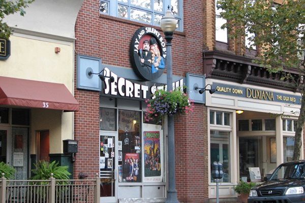 Режисьорът и сценарист Кевин Смит е собственик на книжарница за комикси в родния си град. Нарича я “Тайното скривалище на Джей и Мълчаливия Боб” - имената на героите от филма “Продавачи”, с който става известен.