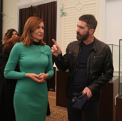 Министър Ангелкова разговаря с Антонио Бандерас в София.