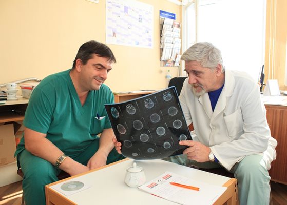 Завиден опит в професията имат и неврохирурзите д-р Петър Тодоров и д-р Динко Аладжов.
