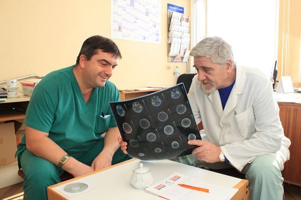 Завиден опит в професията имат и неврохирурзите д-р Петър Тодоров и д-р Динко Аладжов.