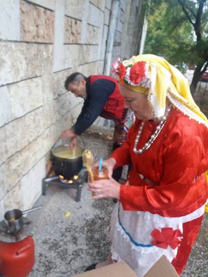 За пети път в тутраканското село Нова Черна се събраха любители на мамалигата и фолклора от двете страни на Дунав.