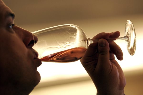 Учени: До 5 чаши вино седмично може, повече скъсяват живота