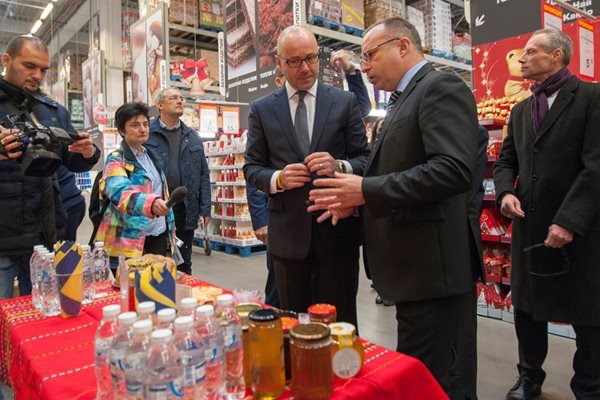 Родните производители представиха продукцията си пред земеделския министър, шефа на “Метро България” и др.
