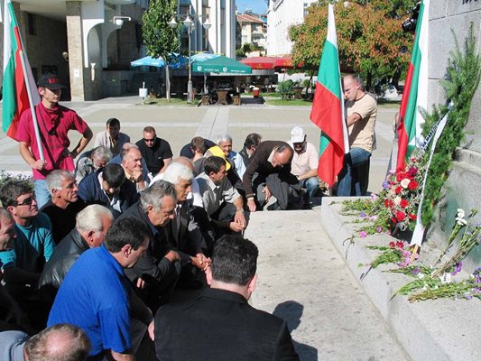 12 септември 2004 г. - протест на ОМО “Илинден” против геноцида на България срещу македонците.