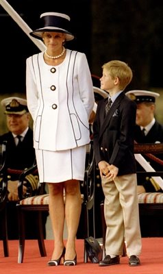 Лейди Даяна със сина си принц Хари, който върви по стъпките й.
СНИМКИ: РОЙТЕРС