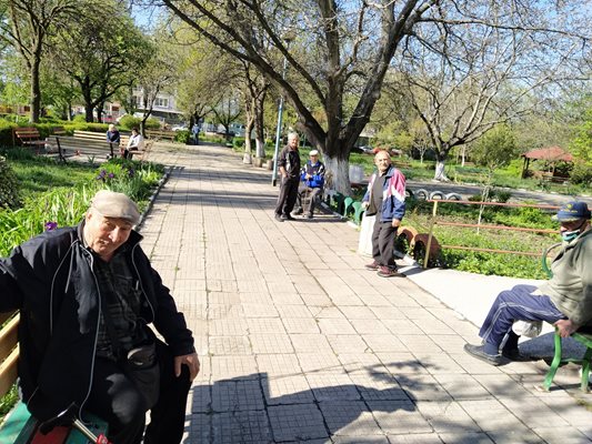 Обитателите излизат на въздух в двора на заведението и сядат по пейките - нещо, което не могат да правят хората, които са си в жилищата.