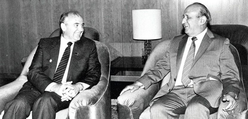 Михаил Горбачов и Тодор Живков водят привидно приятелски разговор за бъдещето на социализма.
