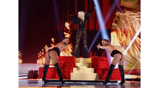 Испанската изпълнителка  Mery Bas от дуото Nebulossa излезе
 на сцената с двама мъже по корсети и мрежести чорапогащници.