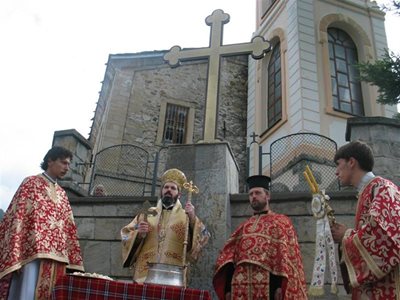 Кръстът бе поставен пред храма "Св. Никола".
СНИМКА: АВТОРЪТ