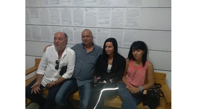 Габриела с родителите и адвоката си СНИМКА: Авторката