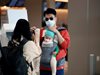 Всички в Хонконг получават маски за многократна употреба от правителството