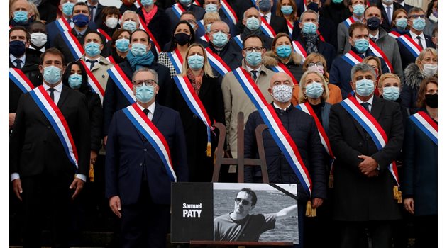 Френските власти отдават почит на обезглавения от чеченец учителя от парижко предградие Самюел Пати.
