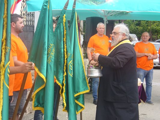 Както си му е редът, свещеник освети знамената на сдружението и на ловните дружинки в него.
Снимки: Ваньо Стоилов
