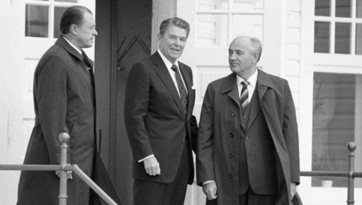 Генералният секрекретар на КПСС Михаил Горбачов (вдясно) и президентът на САЩ Роналд Рейгън по време на срещата в Рейкявик за премахване на ракетите с малък зосег и ограничаване на тези със среден.