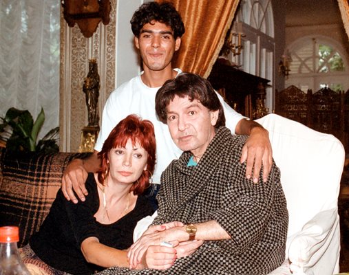 Емил Димитров с дългогодишната си съпруга Мариета и своя иконом