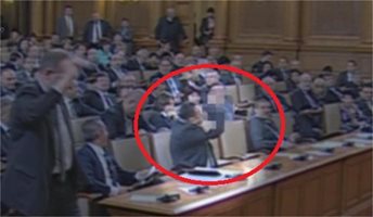 Вижте неприличния жест на Хамид Хамид в парламента (видео)