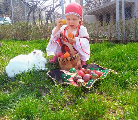 Прелестната Цвета Цонева от Русе е на 1 г. и 11 м. - с шарени яйца и зайче.