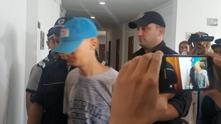 16-годишният Иван, признат за виновен за убийството на малката Никол СНИМКИ: Авторката